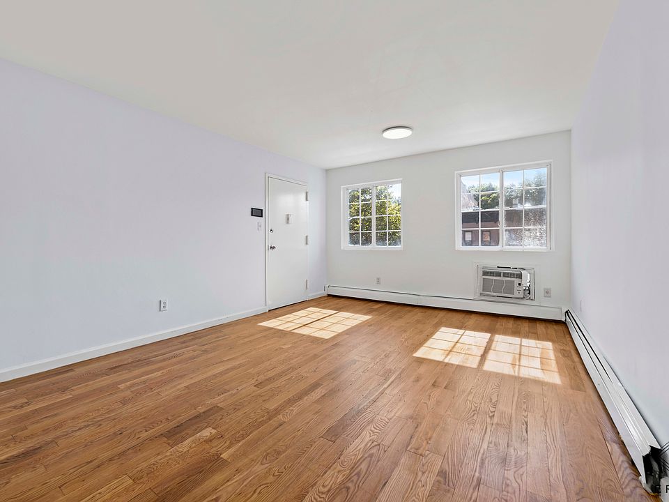 1st image of 297 Putnam Ave #3