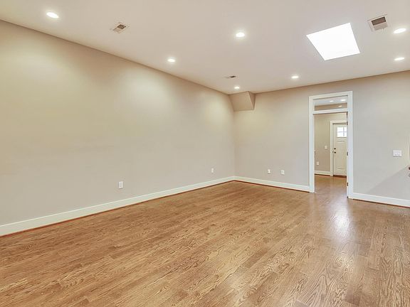 4th image of 901 Quincy St NE APT 3