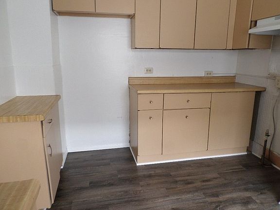 3rd image of 603 Greenbay Ave #1