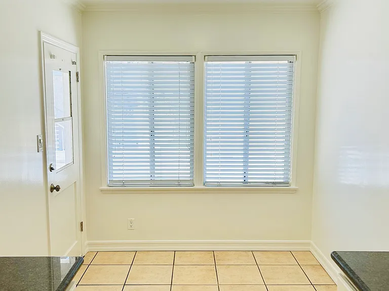 1214 W Victory Blvd — Photo 19