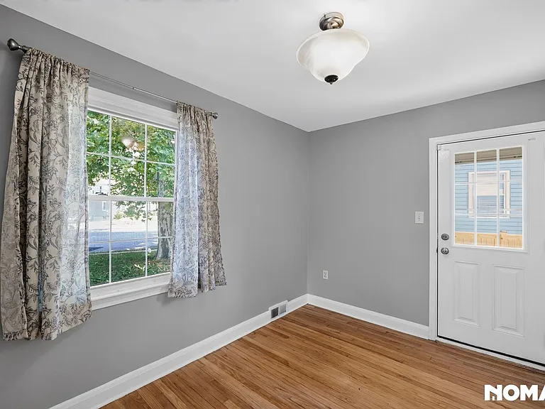442 Westshire Dr — Photo 10