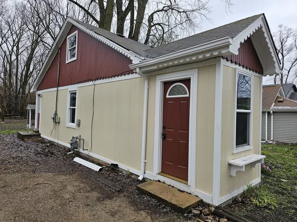 521 Charlotte Ave, Crystal Lake, IL 60014