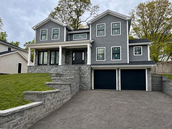 32 Waverly St, Glen Head, NY 11545