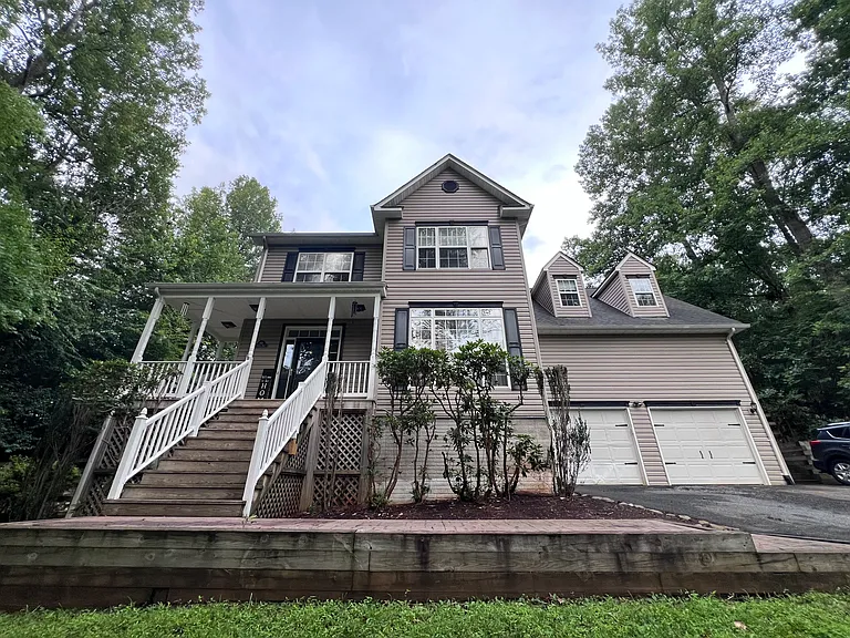 991 Carodon Dr — Photo 2