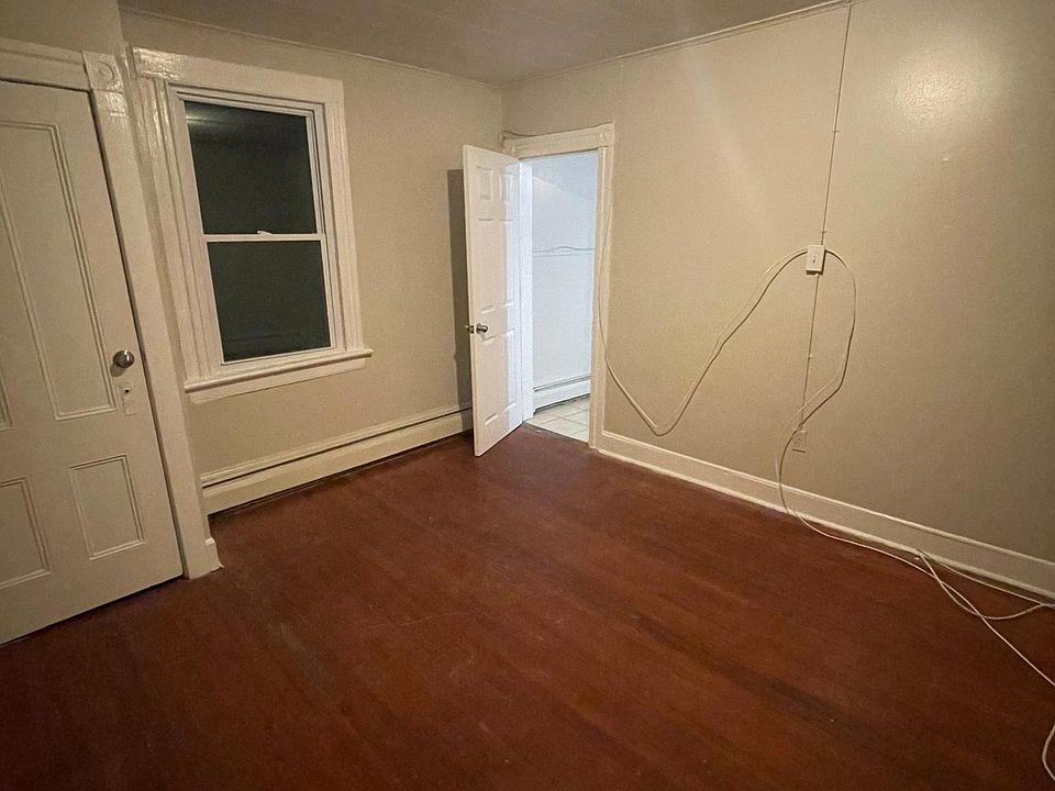 2nd image of 161 Sayre St Floor 2