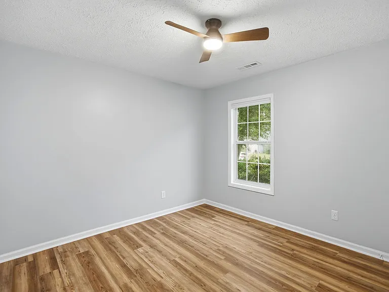 630 Varsity Dr — Photo 12