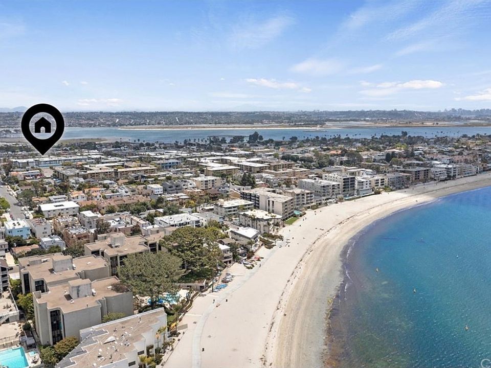 Just a couple of blocks to Crown Point beach and a short walk to Mission Beach