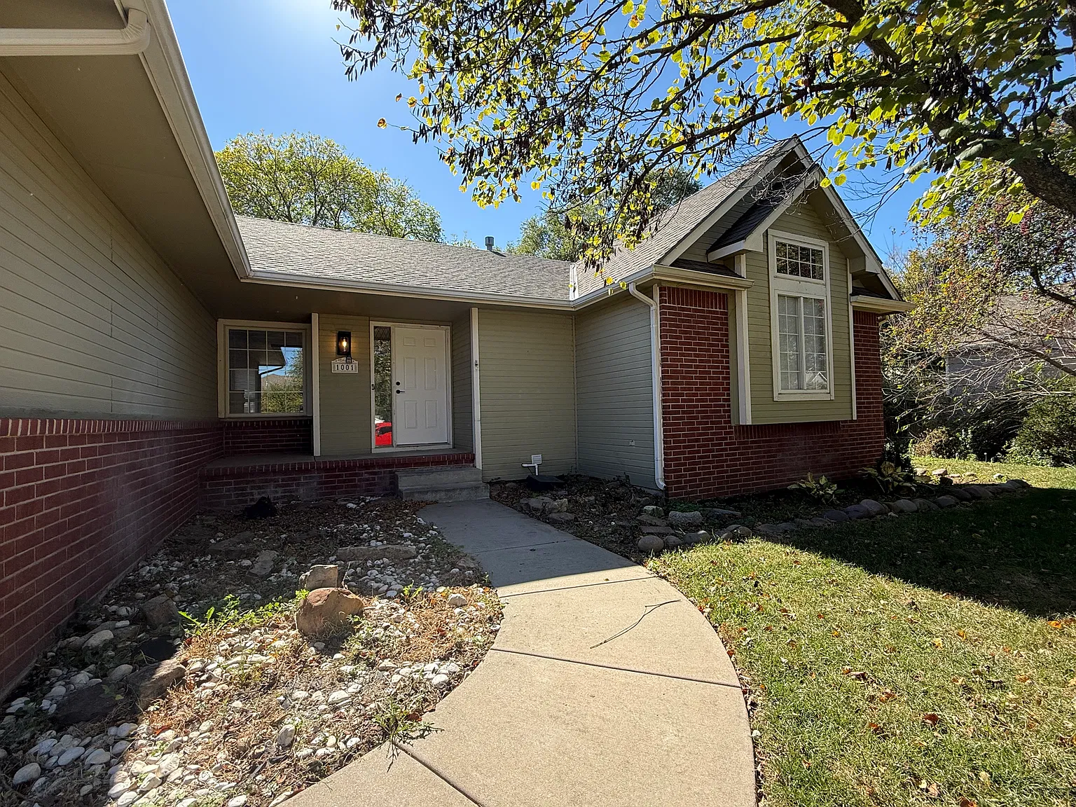 5 bed, 2383 sqft, $2,295 — Photo 3