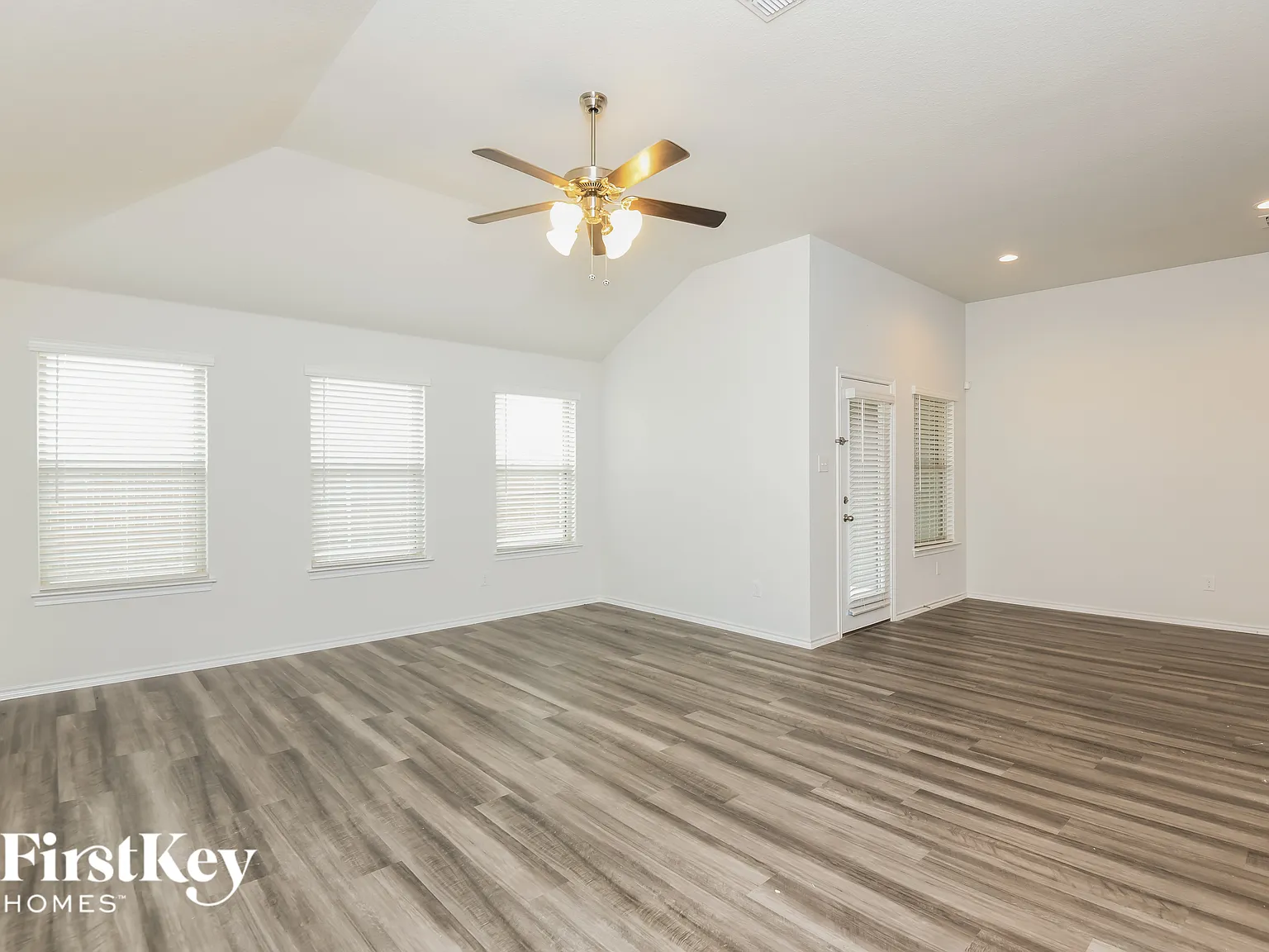 3 bed, 2.0 bath, 1752 sqft, $2,305 — Photo 2