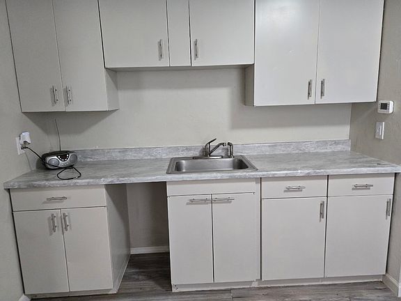 3rd image of 711 N Hobson Ave