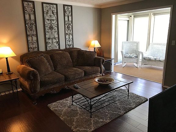 3rd image of 1907 Augusta Dr