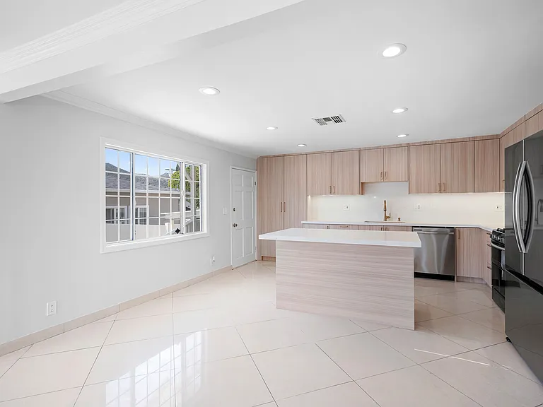 10227 Helendale Ave — Photo 8