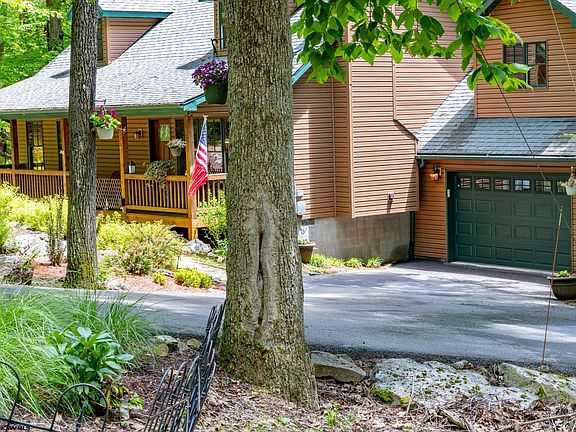3rd image of 136 Stonecrop Ct