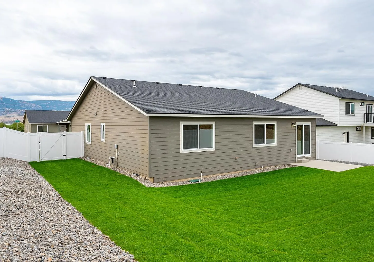 3 bed, 2 bath - newer construction with fenced yard! Weekly landscaping included. — Photo 3
