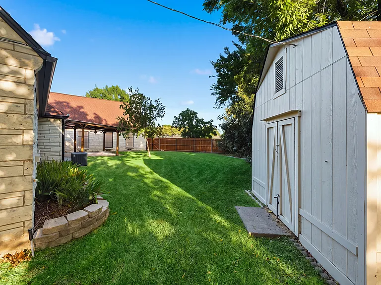 8561 Strathmore Dr — Photo 40