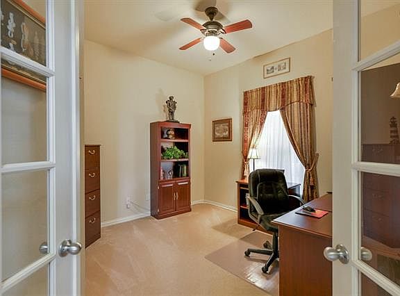 5th image of 527 Breton Dr