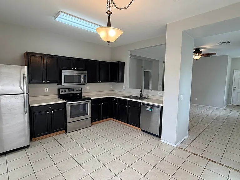 689 E Springfield Pl — Photo 6