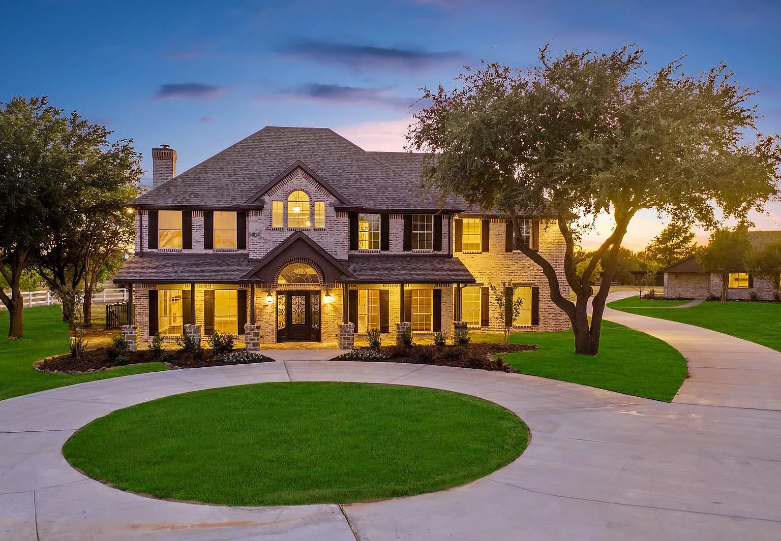 7 bed, 5923 sqft, $10,000 — Photo 3