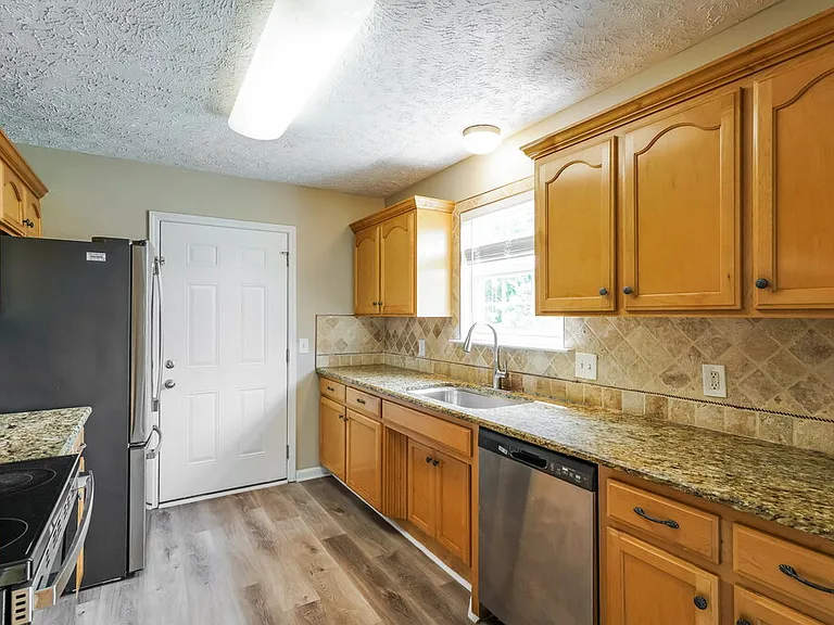 1902 Champlain Dr — Photo 7