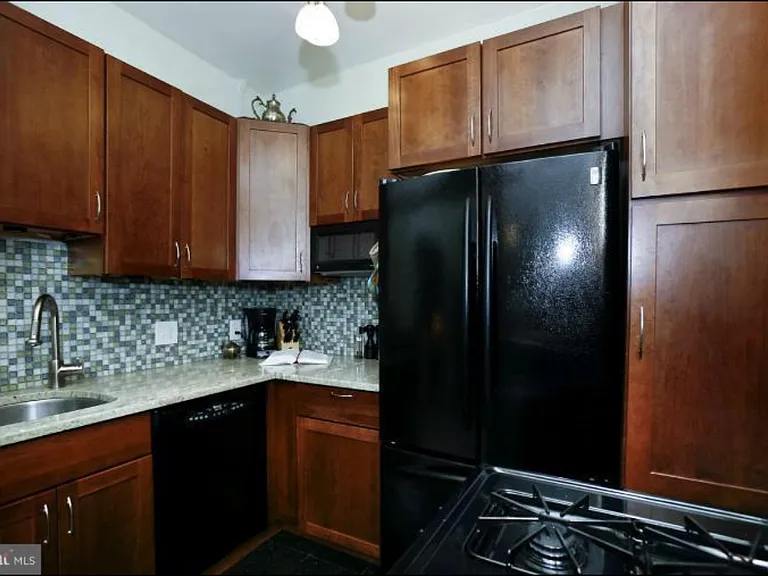 2032 Belmont Rd NW #319 — Photo 2