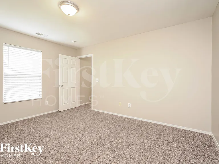 520 Martha Ct — Photo 15
