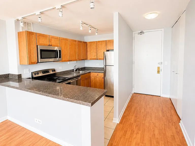 655 W Irving Park Rd #3807 — Photo 7