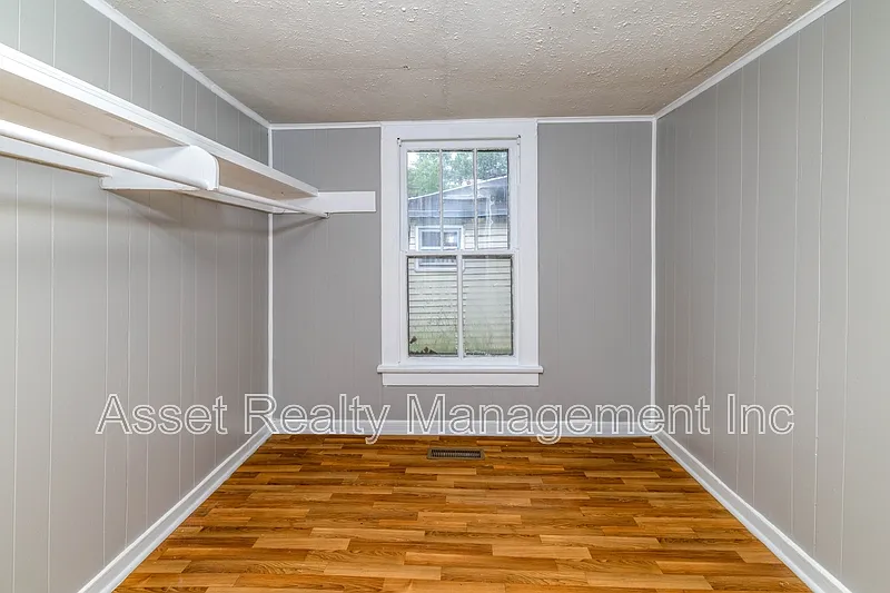 3 bed, 1.0 bath, 1164 sqft, $1,595 — Photo 4