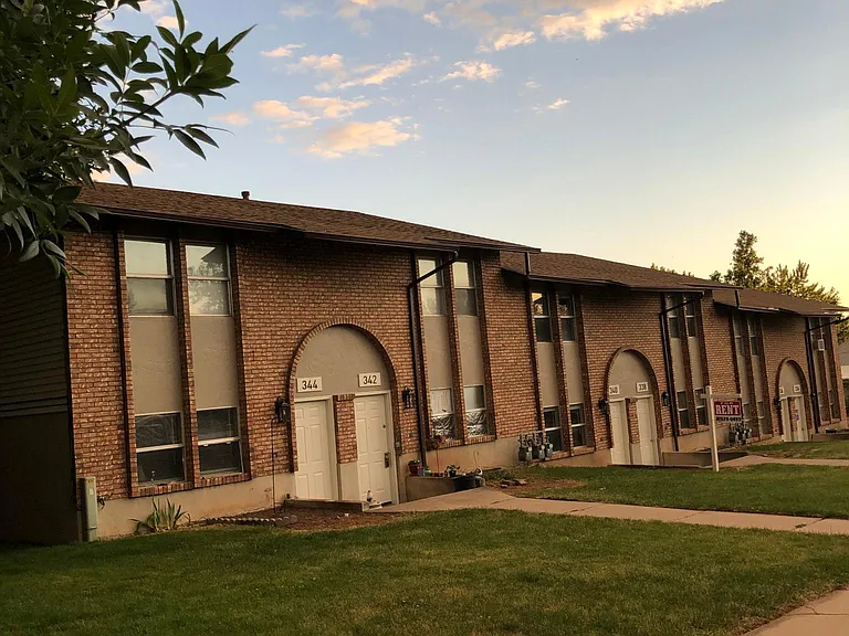338 E Center St — Photo 2