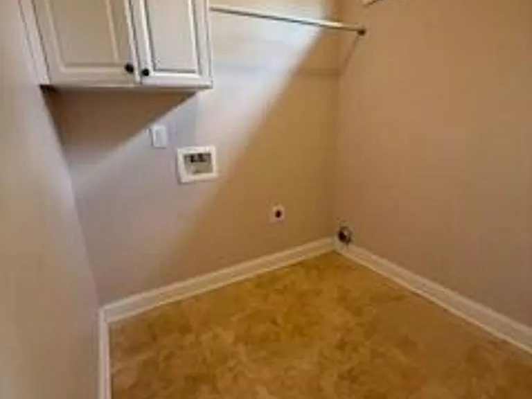 817 Mayo Ln — Photo 2