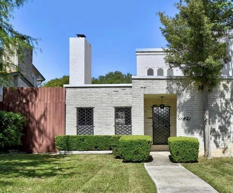 3 bed, 2.5 bath, 1697 sqft, $2,300 — Photo 2