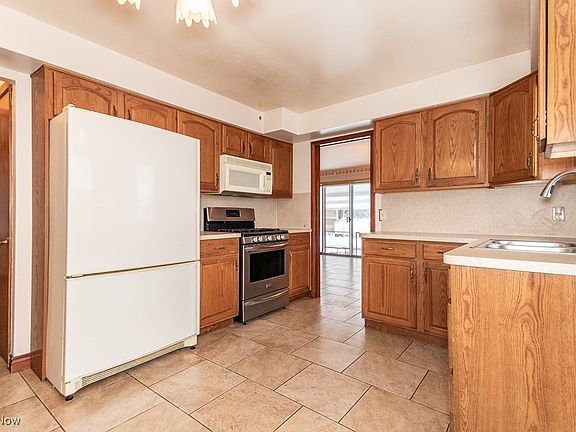 4th image of 6783 Larchmont Dr
