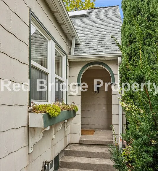 2619 NE Flanders St — Photo 4