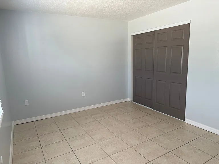 Manatee Bay Apartments — Photo 36