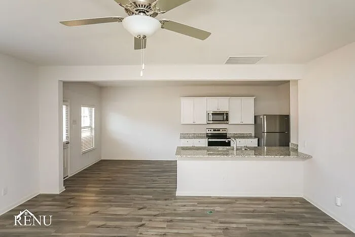 2033 Hialeah Dr — Photo 4