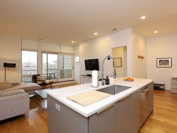4th image of 2048 W Chicago Ave #3
