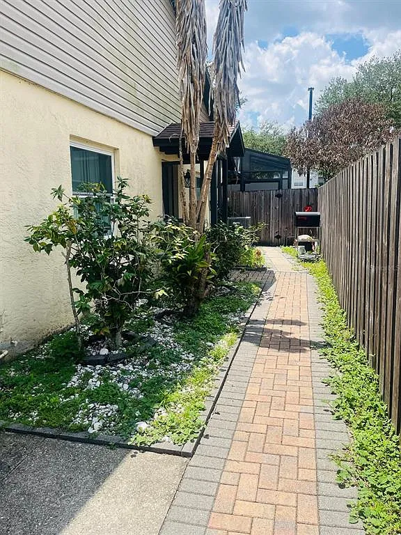 2 bed, 2.0 bath, 1079 sqft, $1,999 — Photo 2