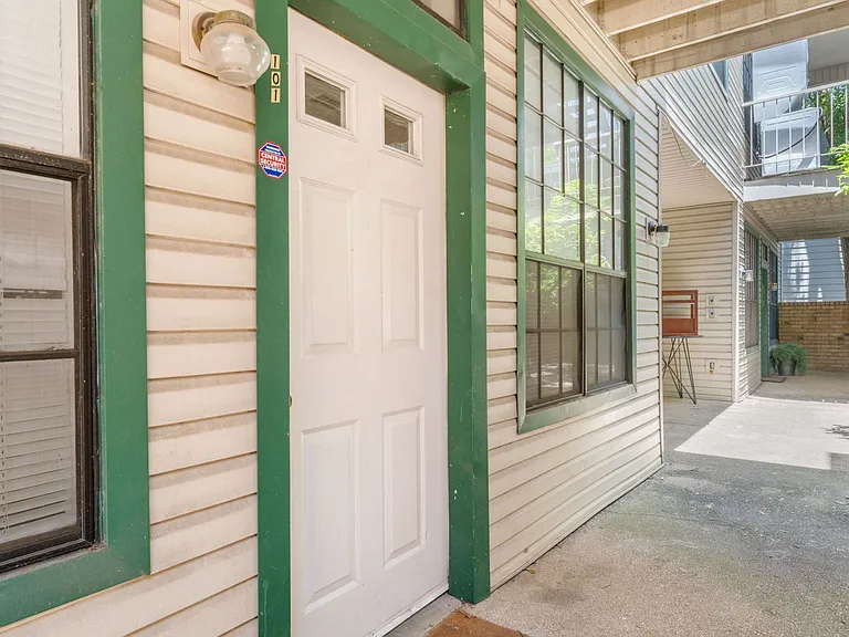 2300 Leon St #101 — Photo 29