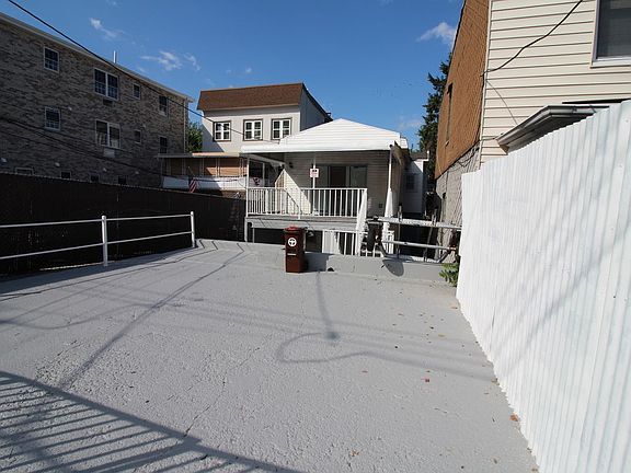 3rd image of 1629 Melville St