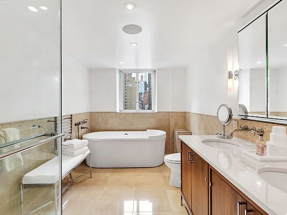 5th image of 200 E 66th St APT A1202