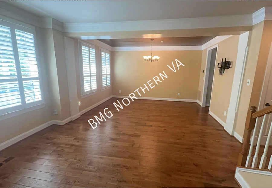 Stunning 3 BR / 3 BA / 2 Half BA in West Market near Reston Town Center — Photo 2