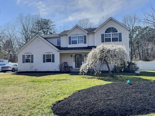 29 Terra Pines Gate, Yaphank, NY 11980