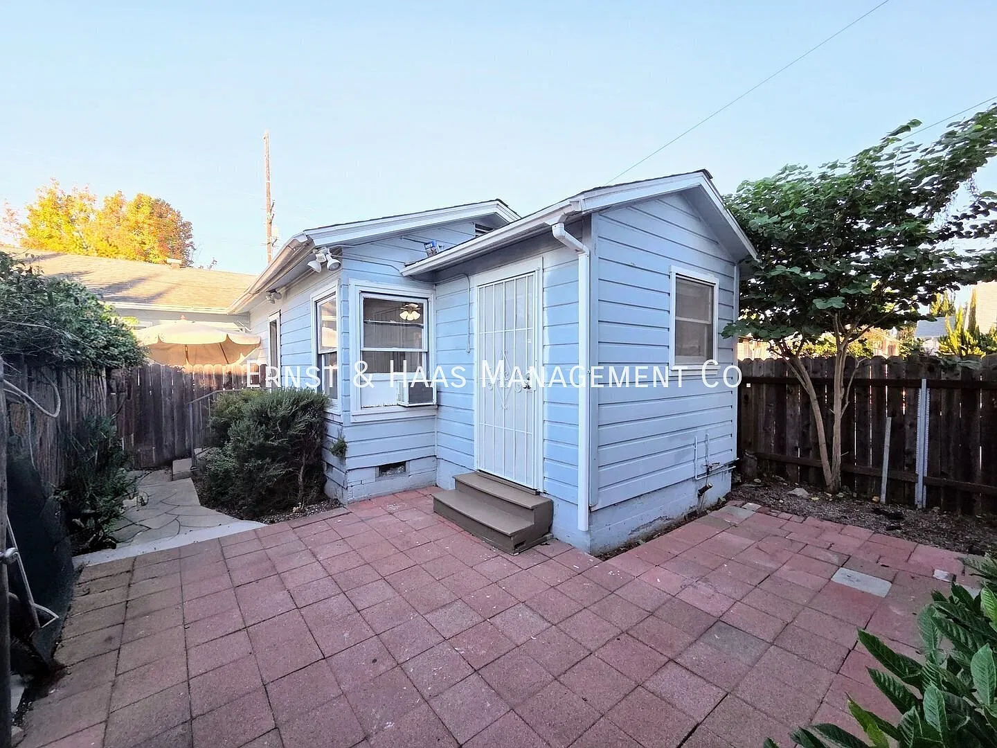 Beautiful Studio with Patio & Gated Yard in Long Beach! — Photo 1
