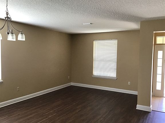 3rd image of 724 Spruce Pine Ln