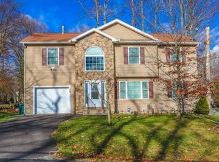 7107 Robinwood Dr, Tobyhanna, PA
