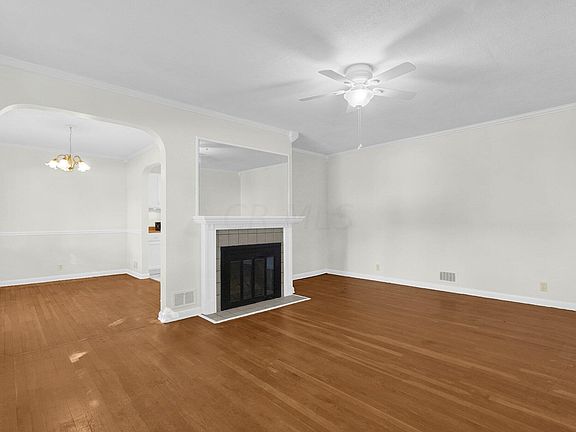 3rd image of 992 Glenmore Ave