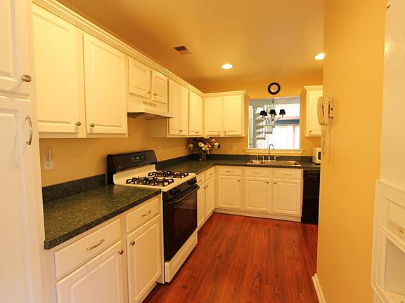 4th image of 34 Cherrywood Cir