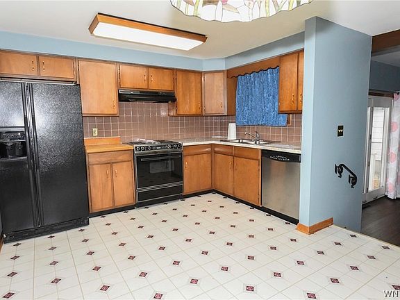3rd image of 32 Mayberry Dr E