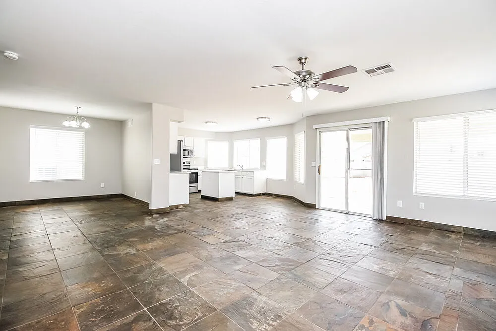 4 bed, 2.5 bath, 2307 sqft, $2,515 — Photo 4