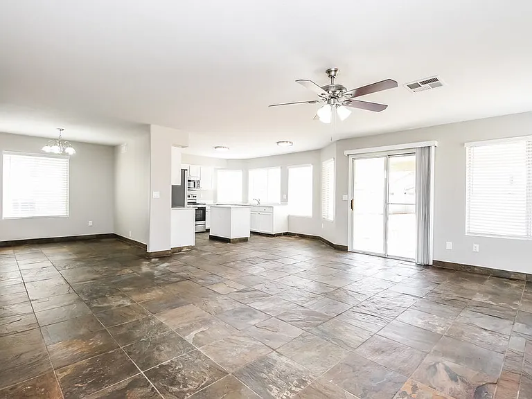 927 E Glenmere Dr — Photo 4