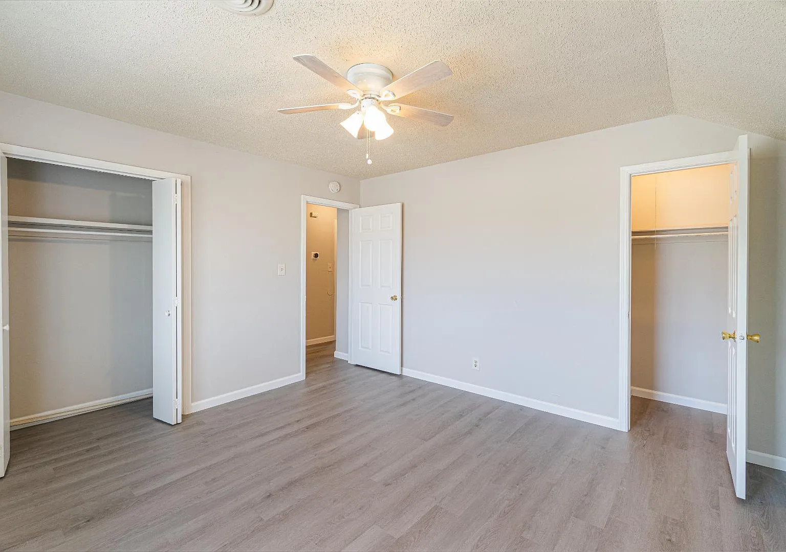 1114 E 64th St - Unit B — Photo 1